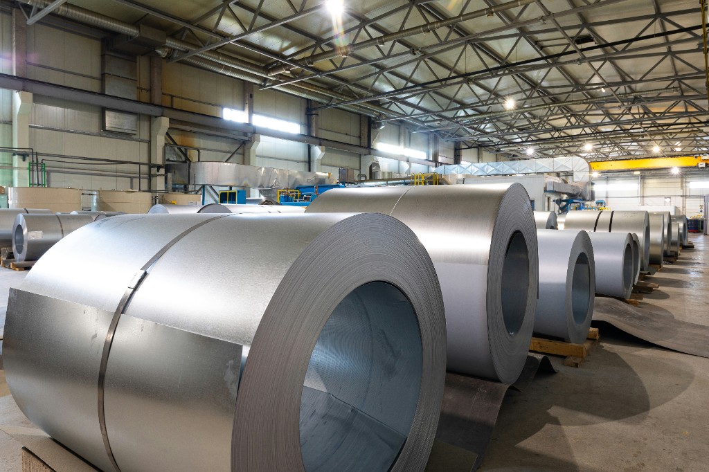 Bobines de tôle d'acier inoxydable en entrepôt industriel — matières premières 304L et 316L pour fabrication sur mesure