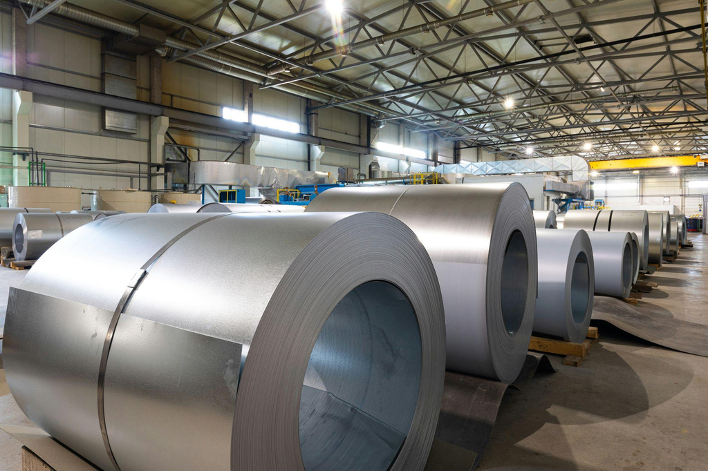 Plaques acier inoxydable et aluminium en stock dans un atelier de fabrication métallique sur mesure au Québec