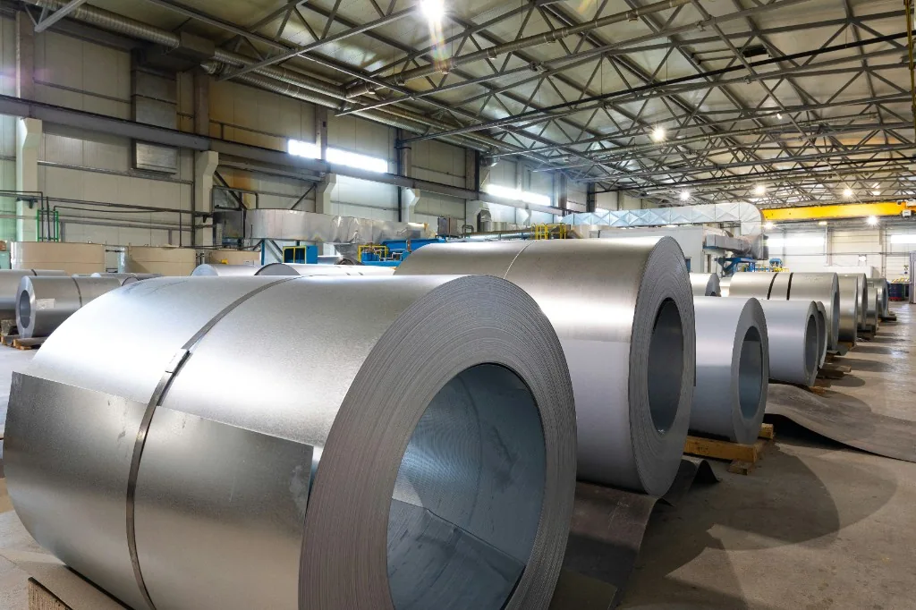 Stainless steel and aluminum plates in stock at a custom metal fabrication shop in Quebec.
