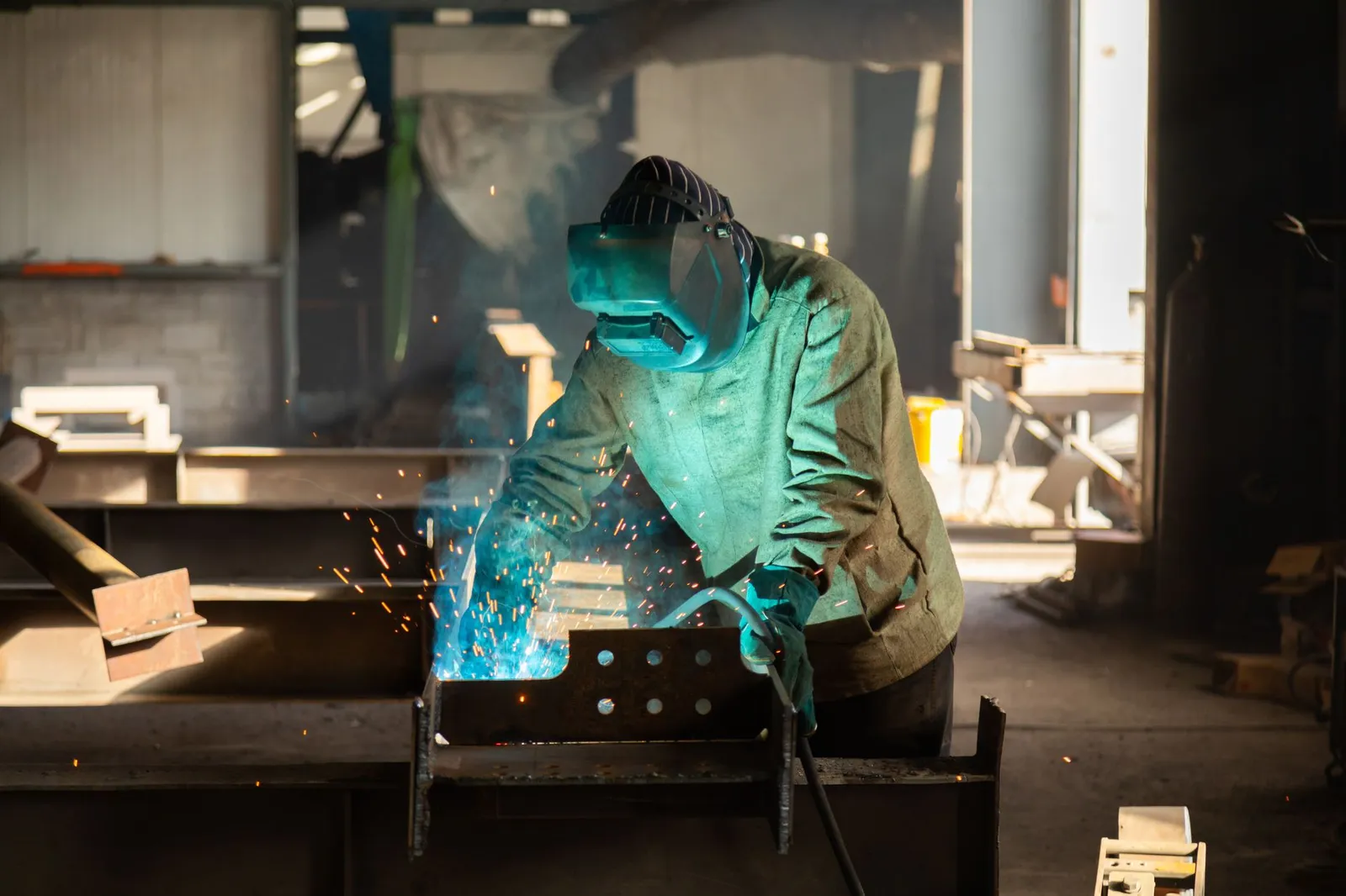 Titanium welding under argon shielding to preserve the metallurgical integrity of the joint