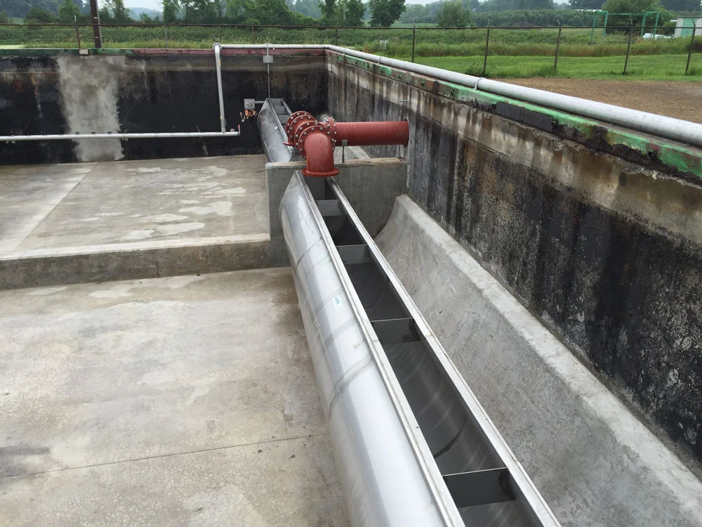 Bassin de traitement des eaux avec équipement inox, ADI Laval.