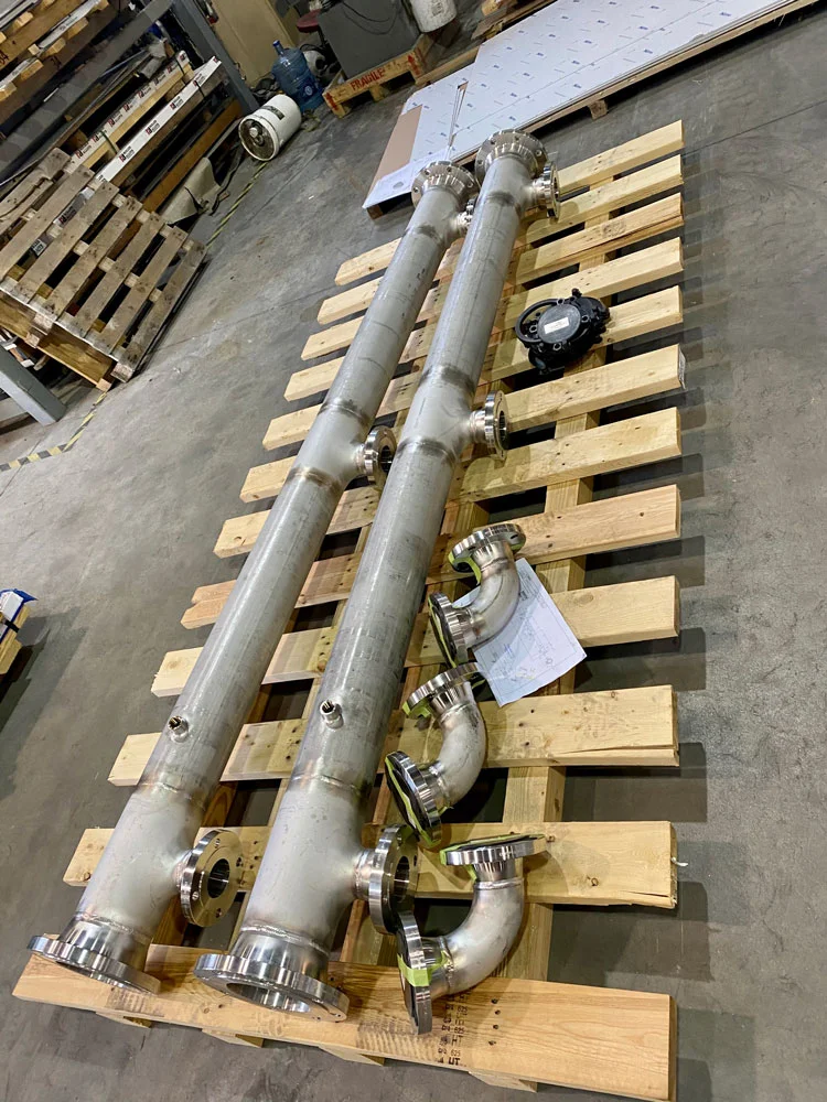 Tuyauterie industrielle sur mesure avec brides, palette d'atelier ADI Laval.