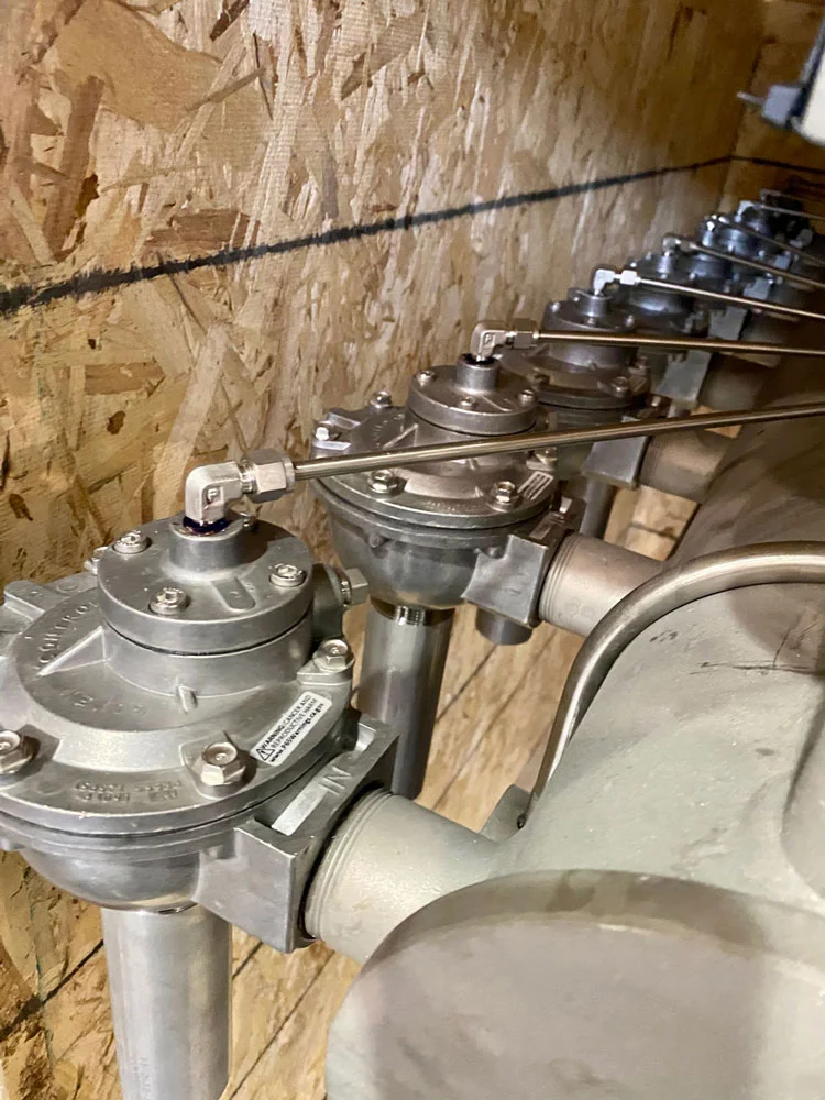 Vannes sur mesure en inox alignées sur collecteur, ADI Laval.